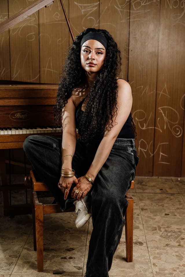 Elly Artist Image